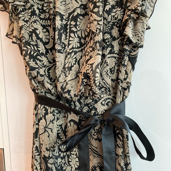 👗Suzy Shier Hi-Low Ruffle Sleeve Belted Dress in Tan/Black👗 - Picture 3 of 7